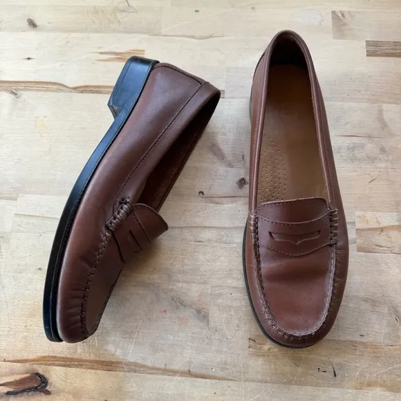 G.H. Bass &amp; co weejuns brown leather Penny loafers women’s size 10