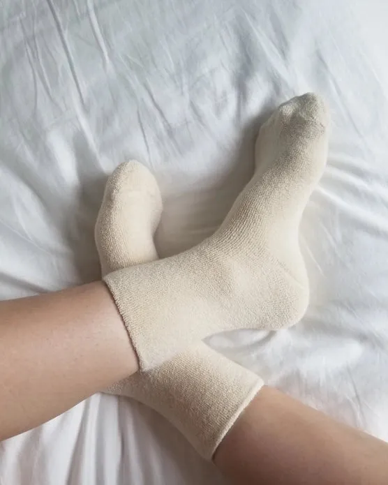 LE BON SHOPPE CLOUD SOCKS || ECRU