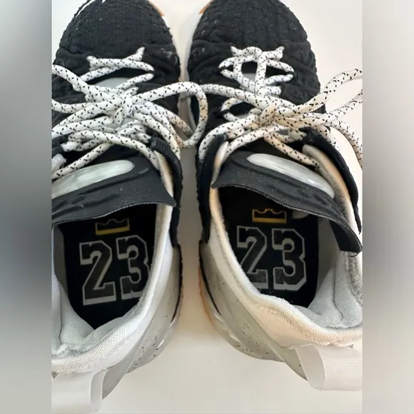 Nike Lebron XVIII‎ Grade School 4Y Black/White Gums Sneakers Shoes [CW2760-007]
