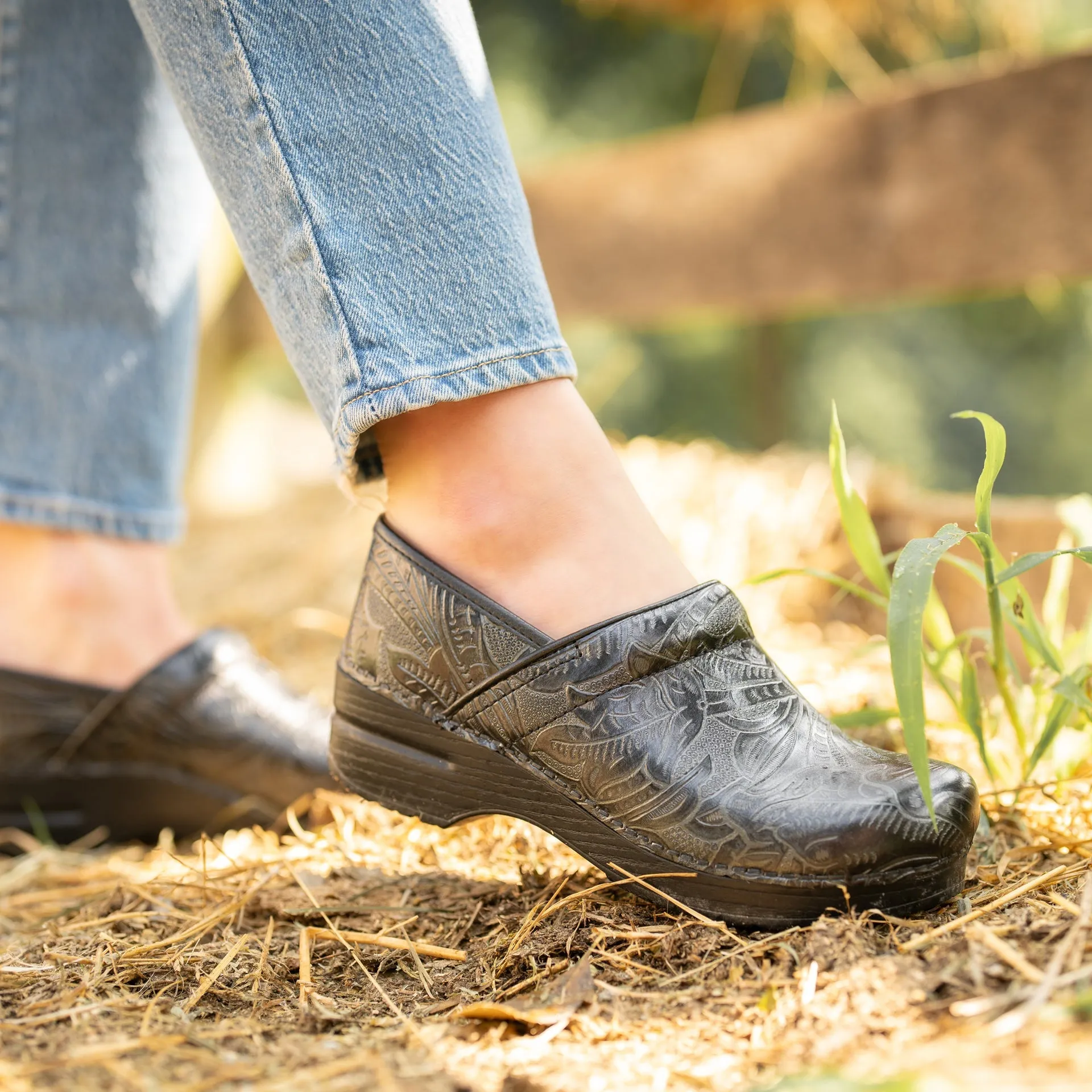 Professional - Black Tooled Clog - 906-020202