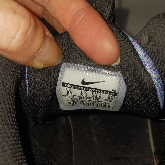 USED YOUTH NIKE SNEAKERS SZ 6