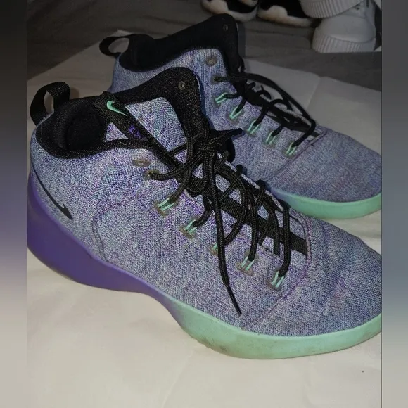 USED YOUTH NIKE SNEAKERS SZ 6