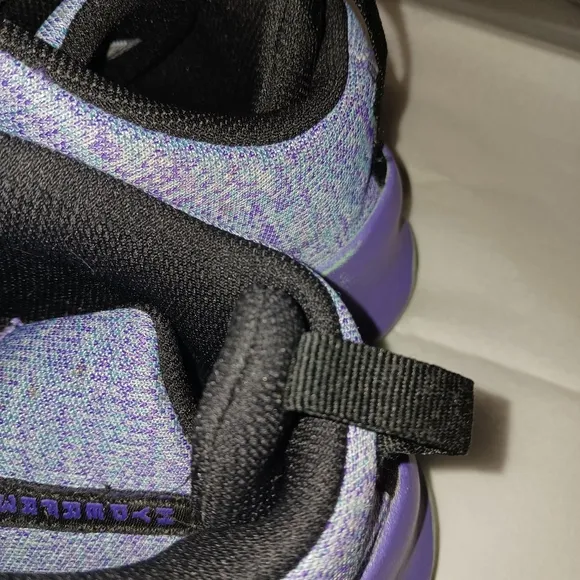 USED YOUTH NIKE SNEAKERS SZ 6