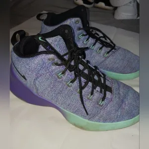 USED YOUTH NIKE SNEAKERS SZ 6