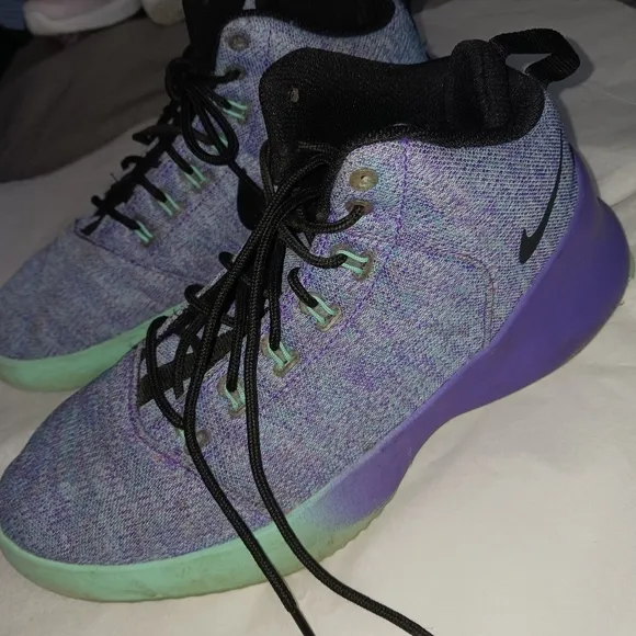 USED YOUTH NIKE SNEAKERS SZ 6