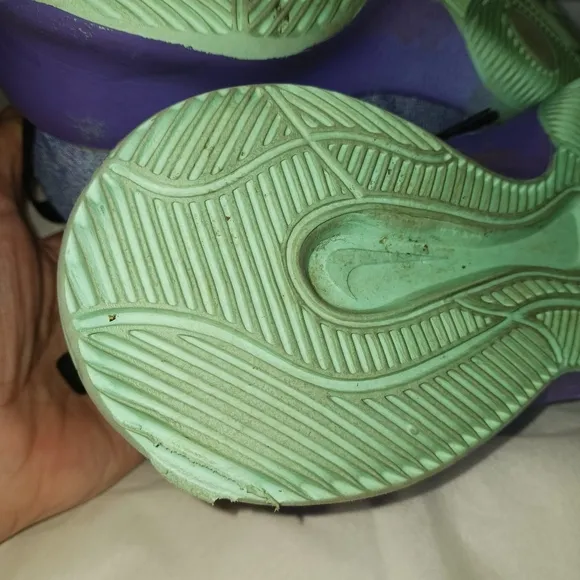 USED YOUTH NIKE SNEAKERS SZ 6
