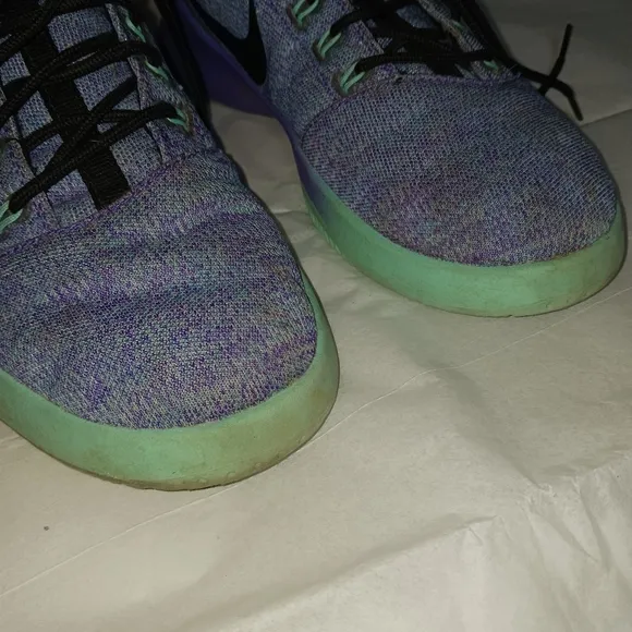 USED YOUTH NIKE SNEAKERS SZ 6