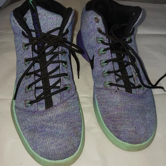 USED YOUTH NIKE SNEAKERS SZ 6