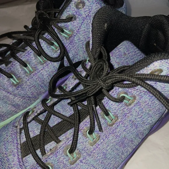 USED YOUTH NIKE SNEAKERS SZ 6