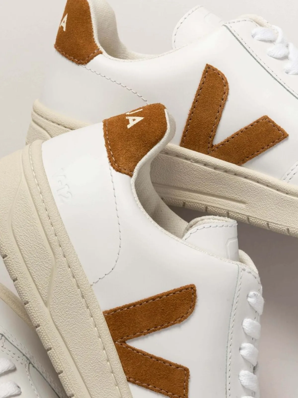Veja V-12 Sneaker - Extra White Camel